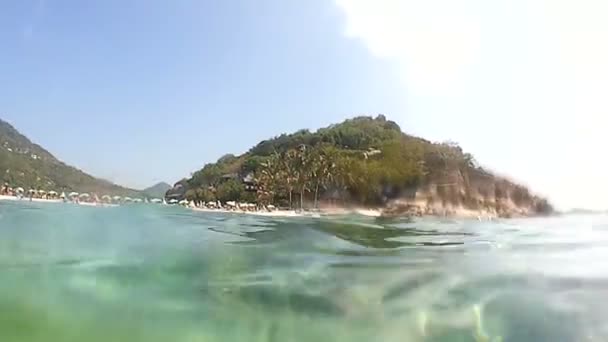 Vista de la isla tropical desde el mar — Vídeos de Stock