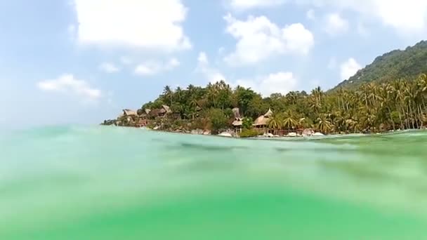 Vista de la isla tropical desde el agua — Vídeo de stock