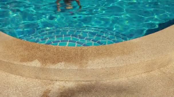 Frau steigt aus Pool aus — Stockvideo