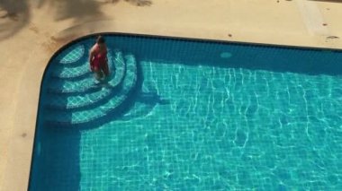 Yüzme Havuzu ve kadın