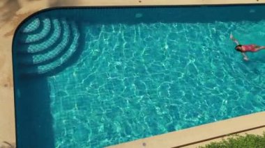 Havuzda yüzme kadın