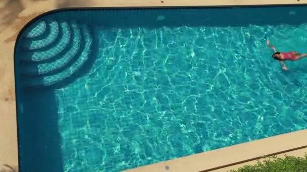 Schwimmerin im Pool — Stockvideo