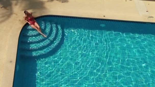 Kadın ve Yüzme Havuzu — Stok video