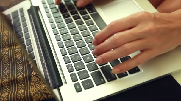 Mains de femme et ordinateur portable 