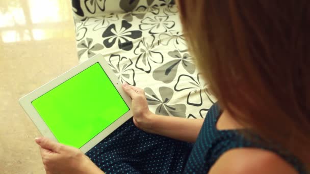 Vrouw met groene chromakey tablet — Stockvideo