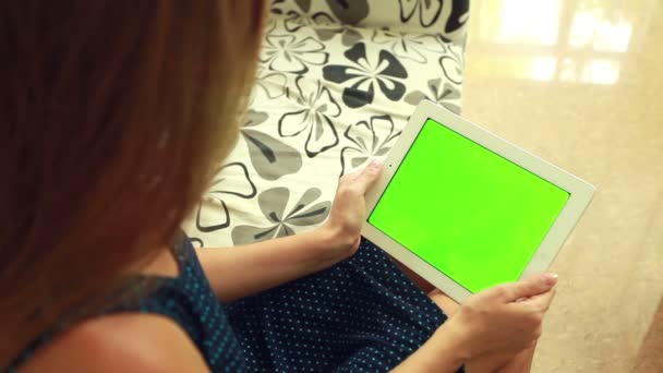 Mujer con tableta cromakey verde — Vídeos de Stock