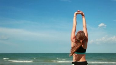 Sahilde yapıyor kadın