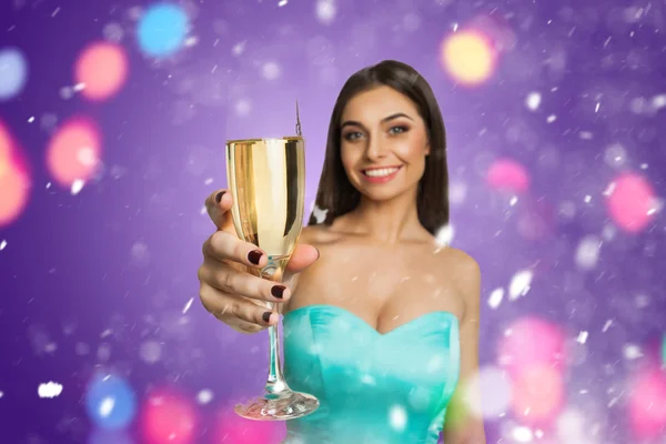 Junges Model mit einem Glas Champagner — Stockfoto