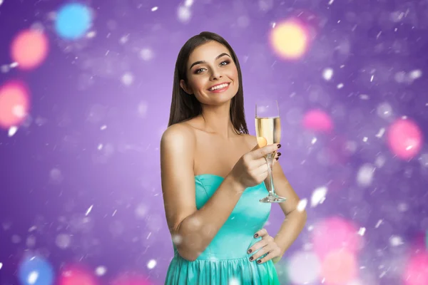 Junge Frau mit Champagner drinnen — Stockfoto