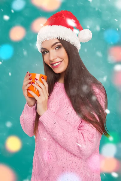 Modèle attrayant avec tasse de boisson chaude — Photo