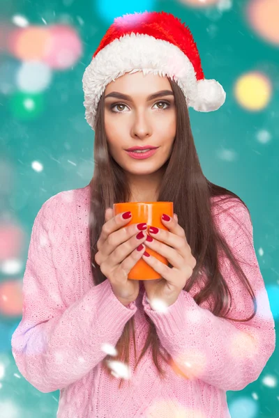 Model holding cup with hot drink — Stock Photo, Image