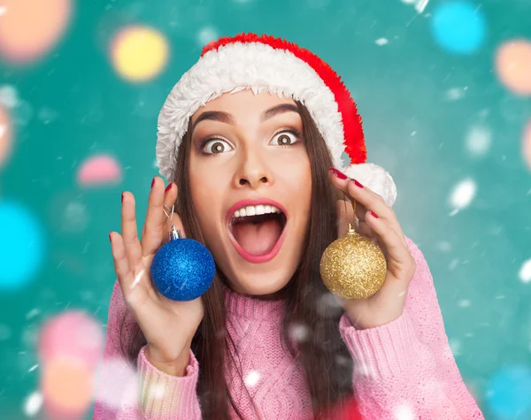 Modèle en chapeau avec boules de Noël — Photo