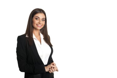 Siyah elbiseli gülümseyen kız