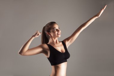 Çekici model vücut geliştirme yapıyorum
