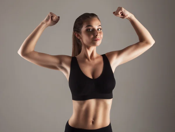 Flickan gör styrketräning — Stockfoto