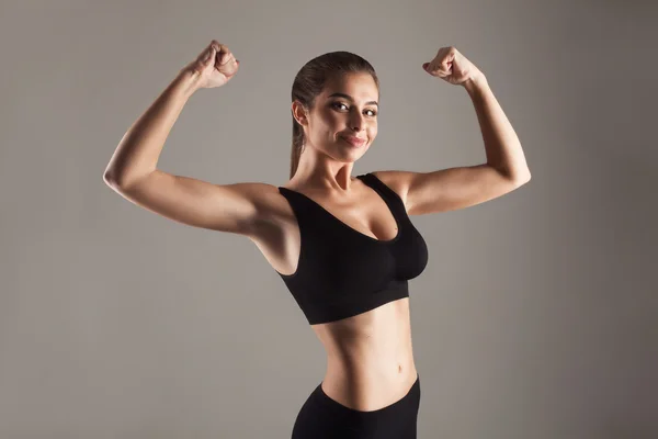 Modelo com boa figura fazendo treinamento — Fotografia de Stock