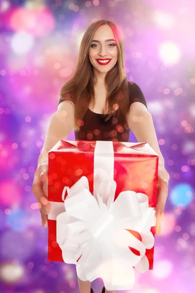 モデル表示プレゼント ボックスを笑顔 — ストック写真