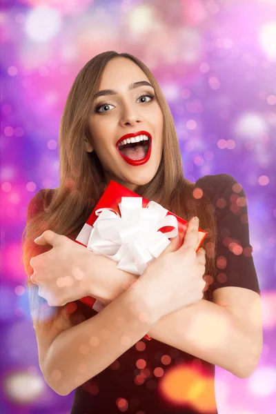 赤いプレゼント ボックスが魅力的なモデル — ストック写真