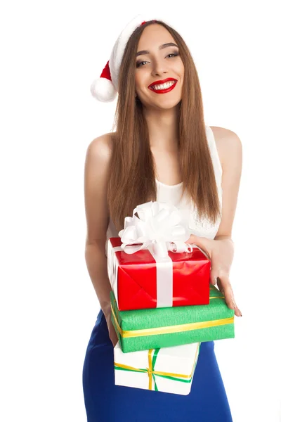 Модель в рождественской шляпе с подарками — стоковое фото
