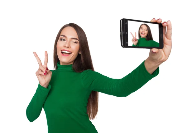 Chica bonita fotografiando selfie — Foto de Stock