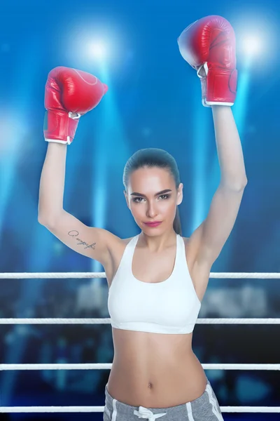 Mujer con guantes de boxeo — Foto de Stock