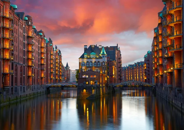 Velho Speicherstadt em Hamburgo iluminado à noite. Pôr do sol fundo — Fotografia de Stock