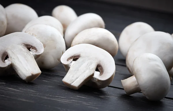 Champignon sur fond bois foncé — Photo