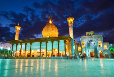 Güneş battıktan sonra Şah Cheragh Camii. Şiraz, Iran