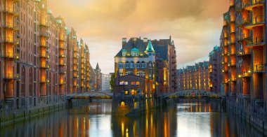 Eski Speicherstadt Hamburg geceleri ışıklı. Günbatımı backgr