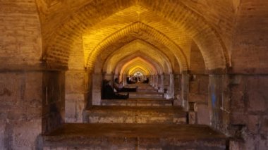  Zayandeh Nehri Isfahan, İran'ın eski Khajoo Köprüsü.
