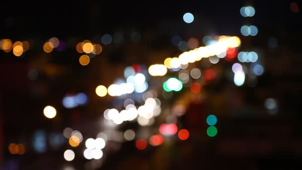 Luces desenfocadas borrosas de la ciudad. Tráfico nocturno — Vídeos de Stock