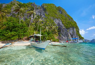 Geleneksel filippino tekne El Nido koyunda. Palawan Adası, Phil