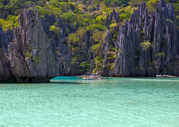Τοπίο με βάρκα, βράχους και το γαλάζιο κόλπο Φιλιππινέζων. EL Nido, Pal — Φωτογραφία Αρχείου