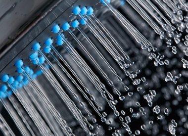 Siyah arka plan üzerinde akan su ile duş