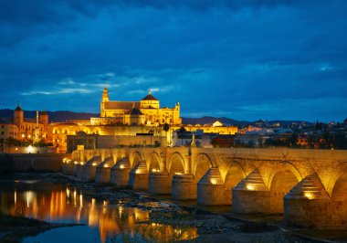 Roma köprüsü ve Guadalquivir Nehri. Cordoba, İspanya