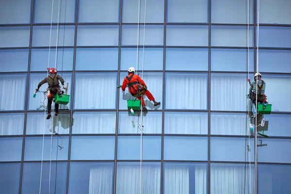 Groupe de travailleurs nettoyant les fenêtres du gratte-ciel de Singapour — Photo