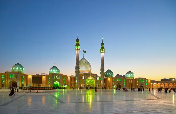 QOM, IRÁN - 09 de marzo de 2016: Gente caminando en el patio de Jamkar — Foto de Stock