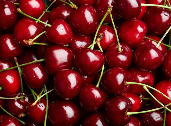 Fondo de cereza. Cerezas ecológicas dulces en el mostrador del mercado — Foto de Stock