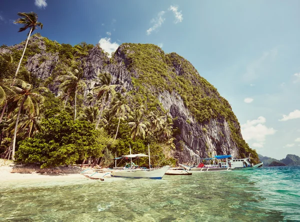 Lodě na El Nido zálivu. Ostrov Palawan, Filipíny. Instagram chlívku — Stock fotografie