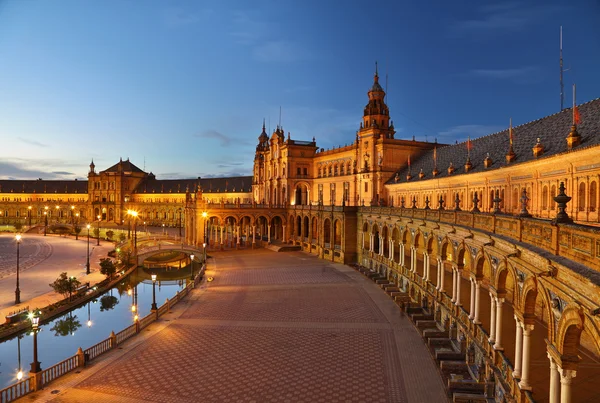 Vista notturna di Piazza di Spagna (Plaza de Espana). Siviglia, Spagna — Foto Stock