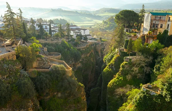 Ronda, Andalucía, España. Paisaje urbano del casco antiguo en la garganta del Tajo — Foto de Stock