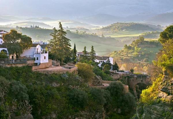 Ronda, Andalucía, España. Paisaje urbano del casco antiguo en la garganta del Tajo — Foto de Stock