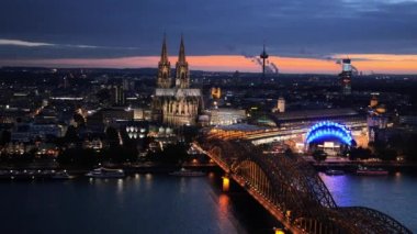 Köln Katedrali ve Hohenzollern köprü kaydırma gece. Köln, Almanya.