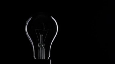 Ampul siyah arka plan üzerinde yanıp sönen