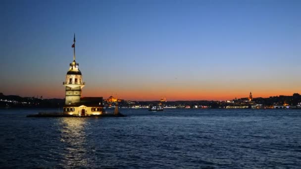 Schwenk Nachtaufnahme des Mädchenturms in Istanbul, Türkei (kiz kulesi - uskudar) — Stockvideo