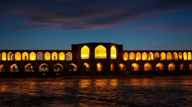 Khaju Köprüsü (Pol-e Khaju) Isfahan, İran'ın gece görünümü