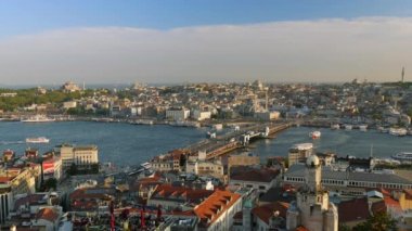 Yüksek kaliteli Istanbul günbatımı Panorama bir kadeh. Galata Kulesi manzarası