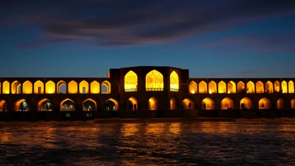 Night view of Khaju Bridge (Pol-e Khaju) in Isfahan, Iran — Stock Video