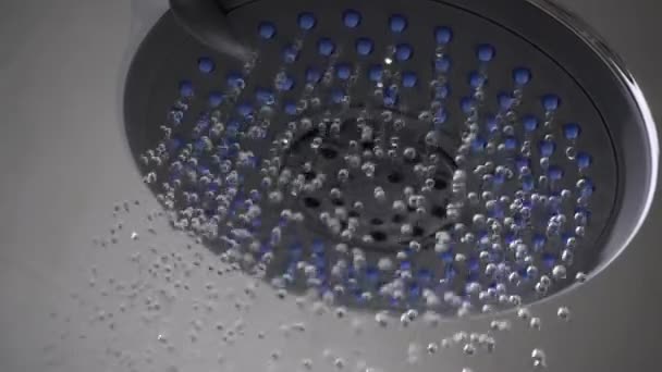 Slow-motion shot van douchekop met stromend water — Stockvideo