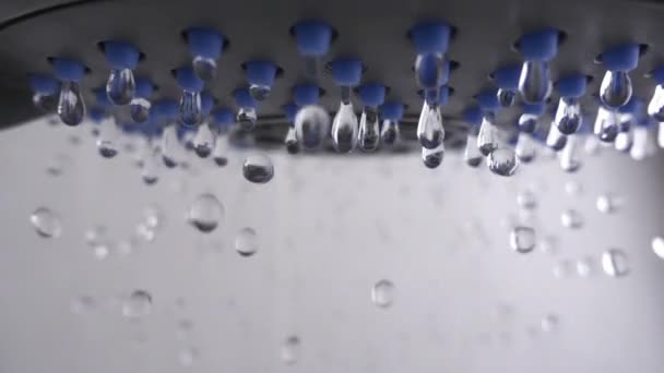 Disparo de cámara lenta del cabezal de ducha con agua corriente — Vídeo de stock